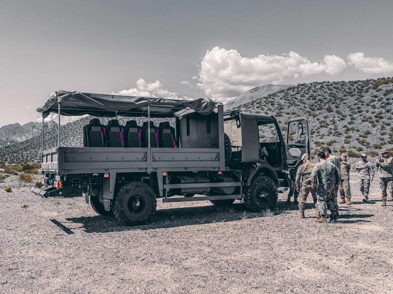 Veículos Militares Logísticos 14 Veiculo militar logistico com tropas a volta nas montanhas