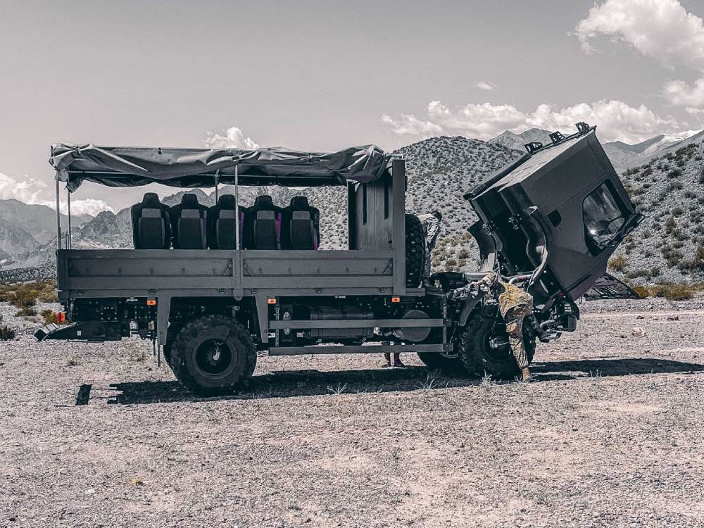 Veículos Militares Logísticos 1 veiculo logistco de transporte de tropas com a cabine em